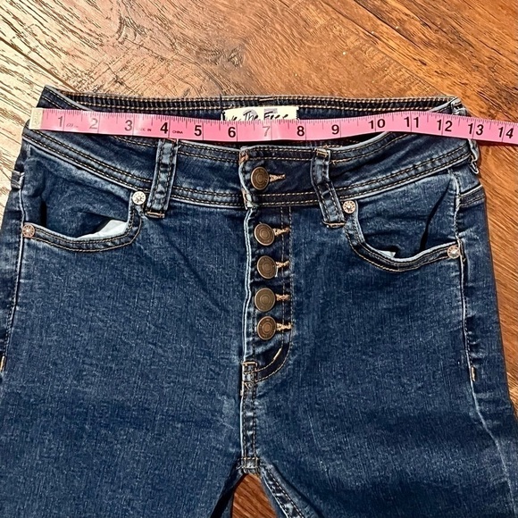 WE THE FREE button up blue jeans. Size 25 - Picture 5 of 8